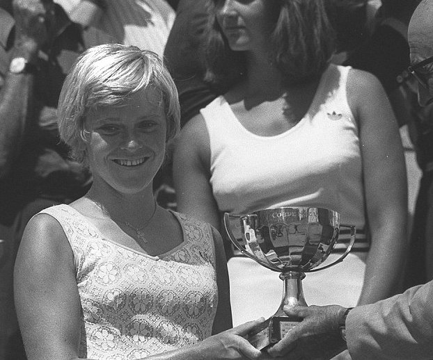 Sue Barker receiving Trophy