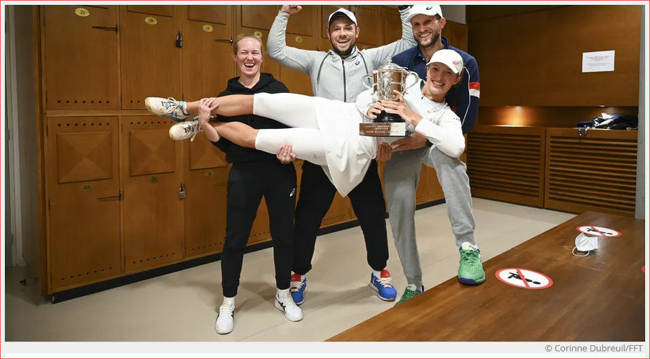 Iga and her crew celebrating the French Open win