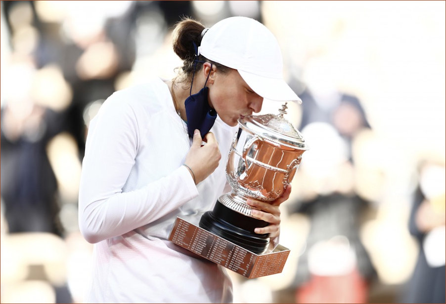 Iga on Court with her trophy