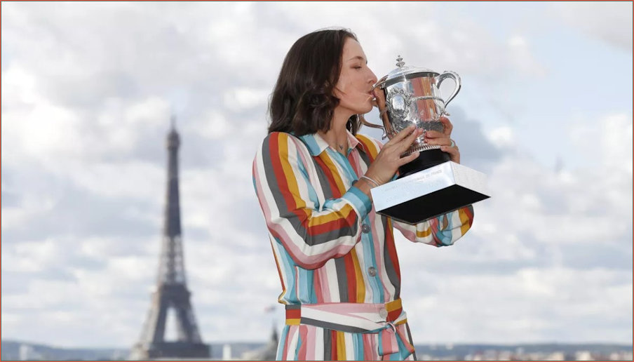 Iga, her trophy and the Eiffel Tower