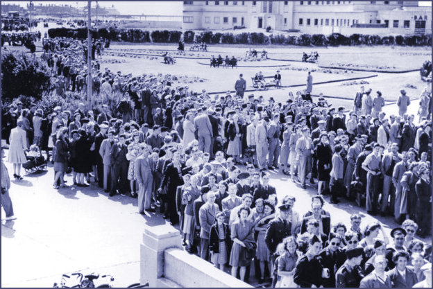 Queue in 1945 to enter Super Swimming Stadium