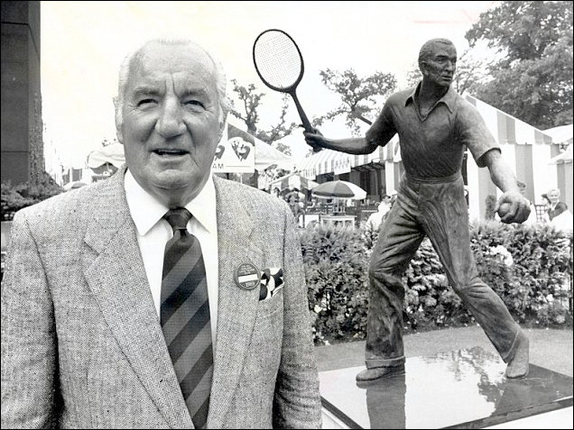 Fred Perry and his statue in 2013