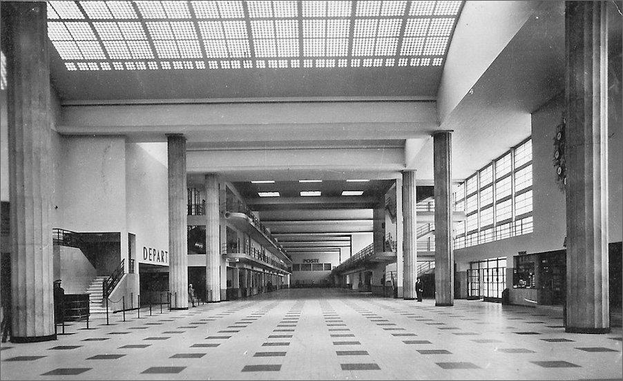 The thoroughfare of Le Bourget 8 columns Hall see legthways