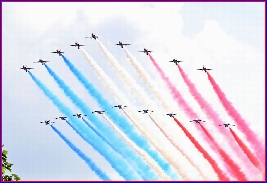 The Red Arrows and French counterparts in unique hostorical fly past