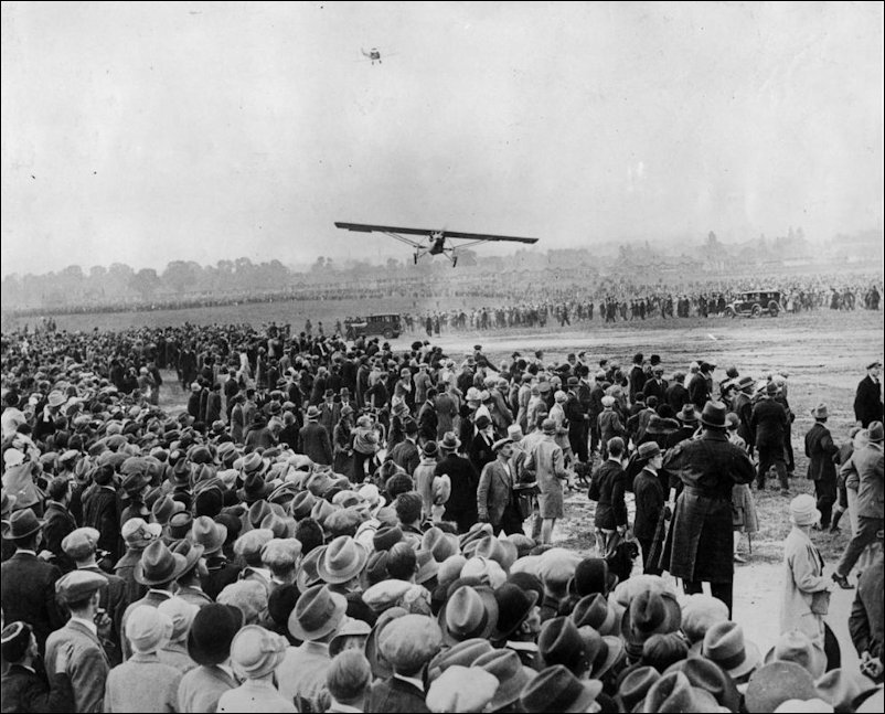 Lindbergh lands in Paris 1927