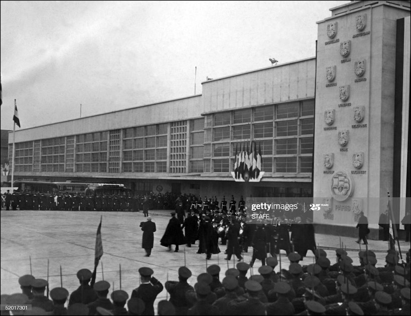 Exterior view of the inauguration ceremony and Costs of Arms