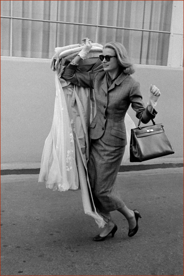 Grace Kelly carrying her own clothes