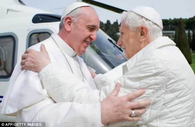 Papal embrace Francis / Benedict