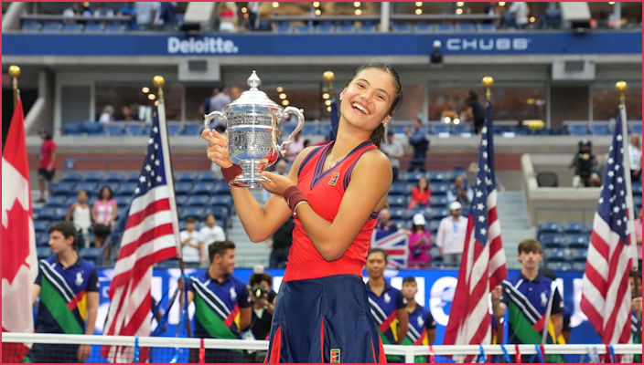 Emma joyously displays her tropy as US Champion 2021