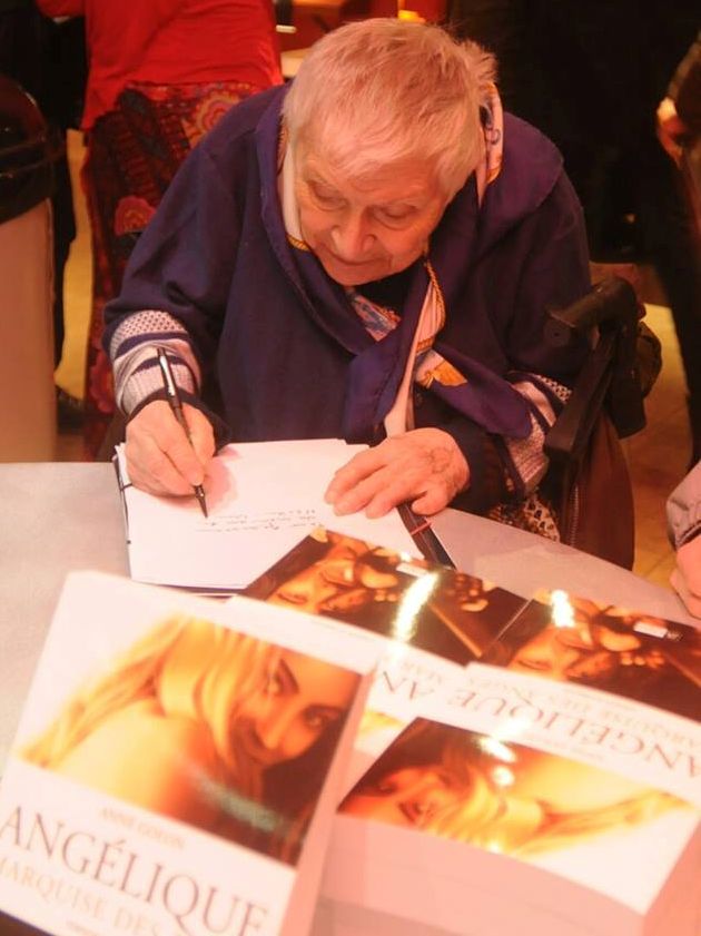 Anne Golon signing autographs